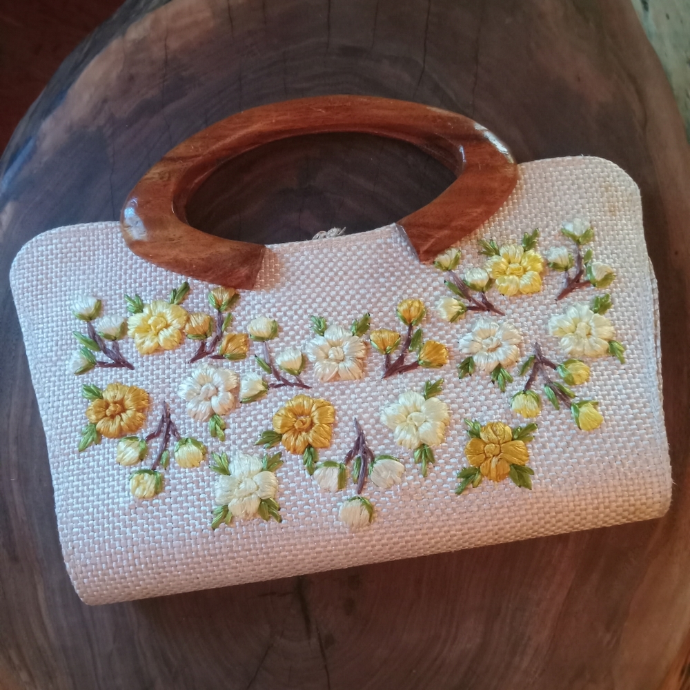 Vintage Straw Fabric Clutch eith Raffia Embroidered Flowers with a wooden handle